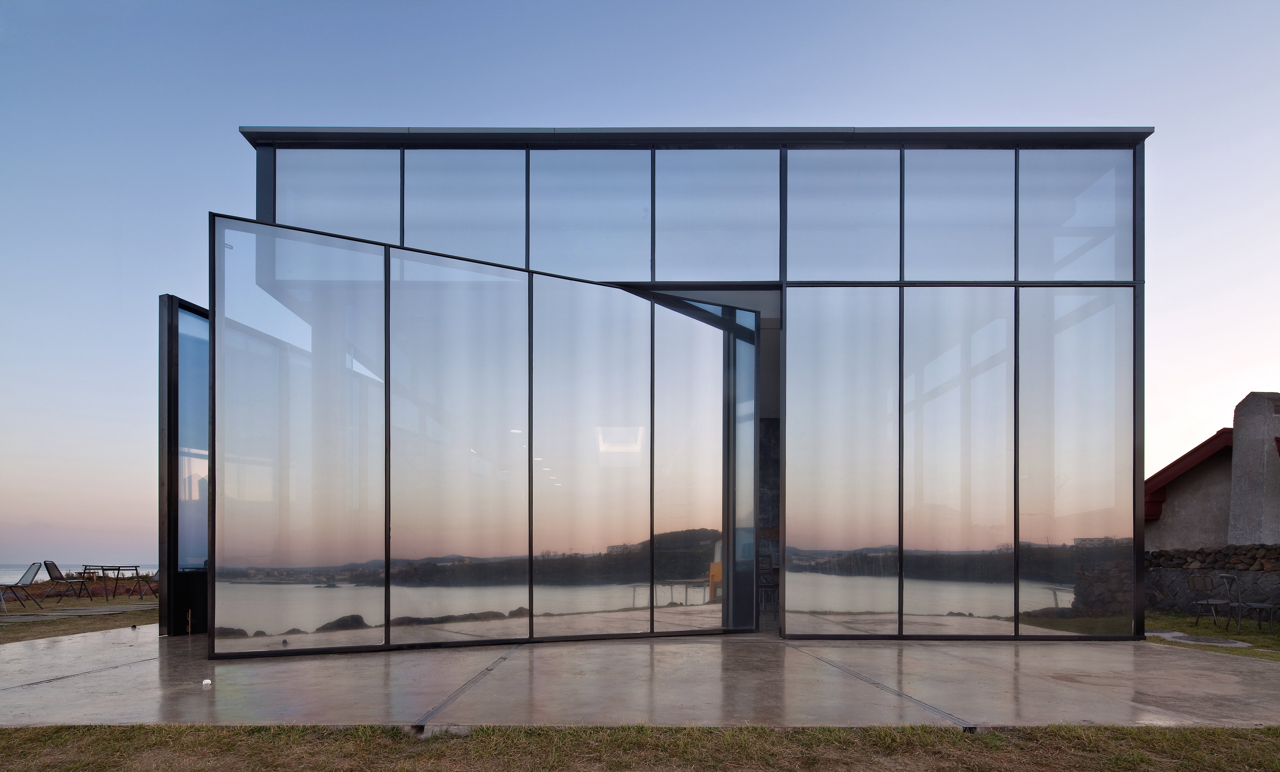 7 Ways to Enliven Your Next Project With Mirrored Glass